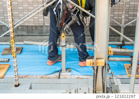 【マンション大規模修繕工事 足場を作る作業員】 【マンション大規模修繕工事 足場を作る作業員】 121812297