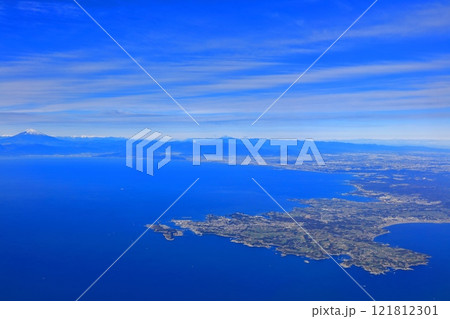 飛行機から見た富士山と三浦半島（相模湾） 121812301