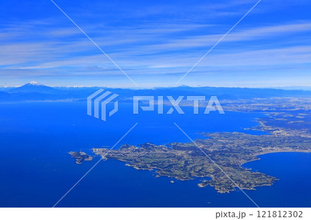 飛行機から見た富士山と三浦半島（相模湾） 121812302