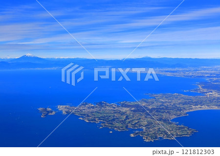 飛行機から見た富士山と三浦半島(相模湾) 飛行機から見た富士山と三浦半島(相模湾) 121812303