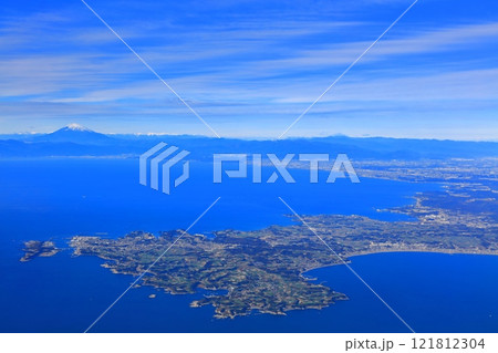 飛行機から見た富士山と三浦半島(相模湾) 飛行機から見た富士山と三浦半島(相模湾) 121812304
