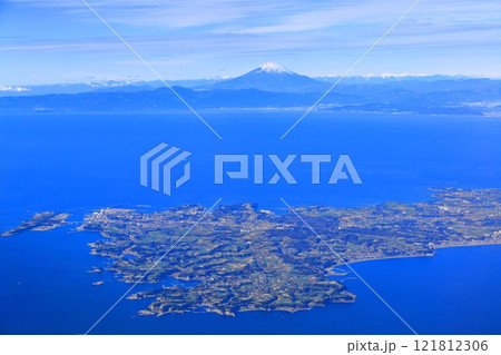 飛行機から見た富士山と三浦半島(相模湾) 飛行機から見た富士山と三浦半島(相模湾) 121812306