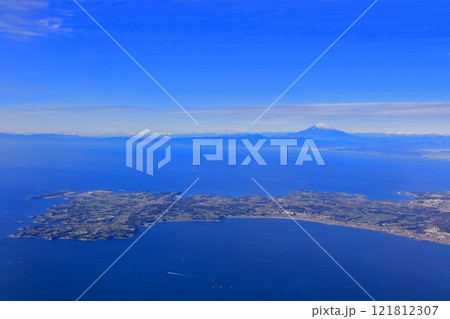 飛行機から見た富士山と三浦半島（相模湾） 121812307