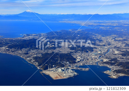 飛行機から見た富士山と三浦半島 飛行機から見た富士山と三浦半島 121812309