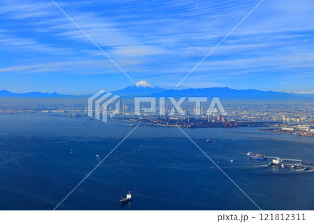 飛行機から見た富士山と横浜（東京湾） 121812311