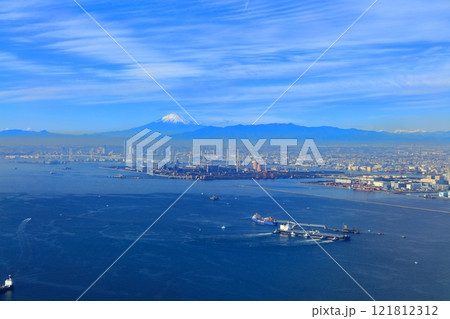 飛行機から見た富士山と横浜（東京湾） 121812312