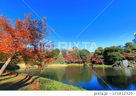 【東京都】快晴のシンメトリーな小石川後楽園の紅葉 【東京都】快晴のシンメトリーな小石川後楽園の紅葉 121812320