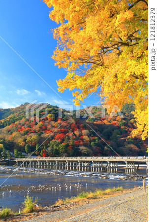 【京都府】快晴の嵐山 渡月橋の紅葉 【京都府】快晴の嵐山 渡月橋の紅葉 121812379