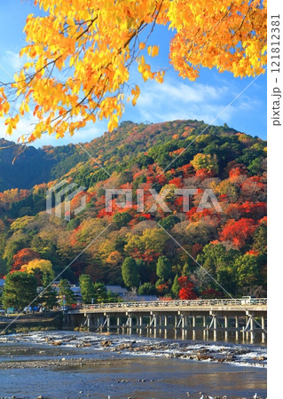 【京都府】快晴の嵐山 渡月橋の紅葉 【京都府】快晴の嵐山 渡月橋の紅葉 121812381