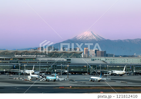 元旦の羽田空港と富士山 121812410