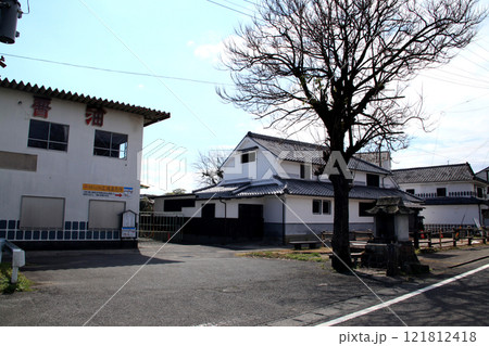 熊本県宇城市松合　土蔵白壁の古い町並み 121812418