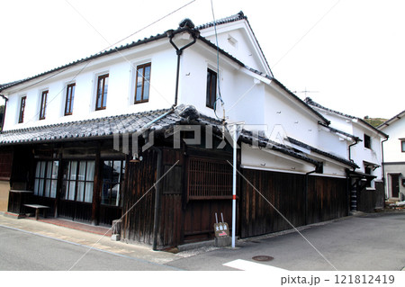 熊本県宇城市松合　土蔵白壁の古い町並み 121812419