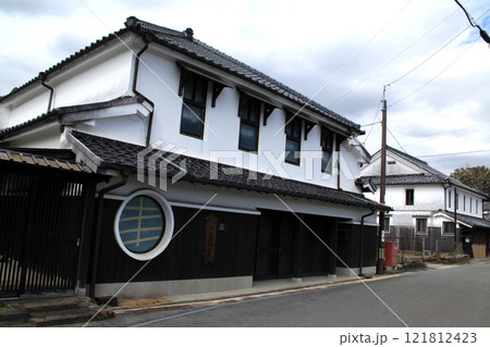 熊本県宇城市松合　土蔵白壁の古い町並み 121812423