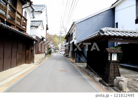 熊本県宇城市松合 土蔵白壁の古い町並み 熊本県宇城市松合 土蔵白壁の古い町並み 121812495