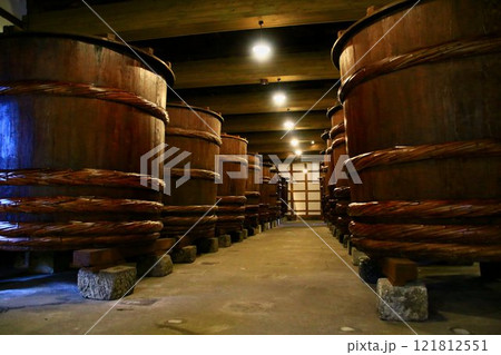 造り酒屋の仕込み樽 121812551