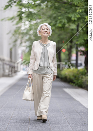 街を歩く笑顔のシニア女性 121812568