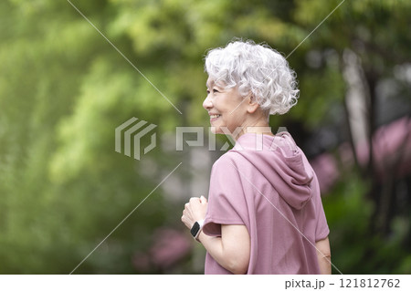 ウォーキングをするシニア女性 121812762