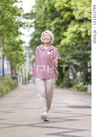 ウォーキングをするシニア女性 121812764