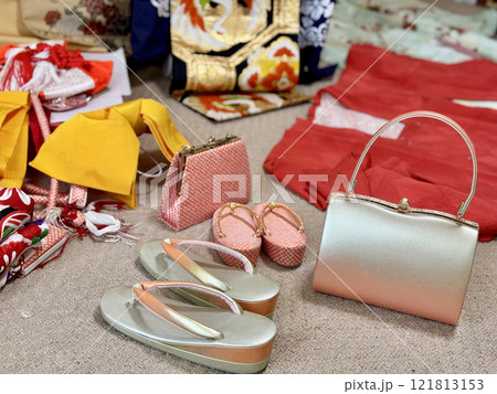 部屋に散らかった着物の小物や帯など 部屋に散らかった着物の小物や帯など 121813153