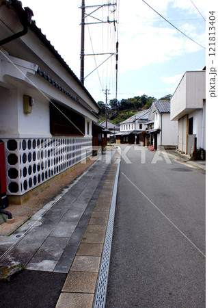 熊本県宇城市松合 土蔵白壁の古い町並み 熊本県宇城市松合 土蔵白壁の古い町並み 121813404
