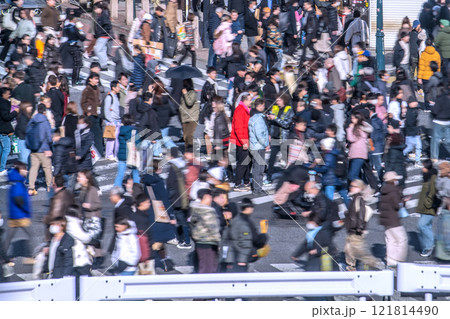 日本の東京都市景観 1月…外国人観光客らで賑わう渋谷スクランブル交差点。新時代に…＝令和7年1月9日 121814490