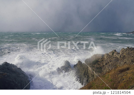 東尋坊 厳冬期の雄島 東尋坊 厳冬期の雄島 121814504