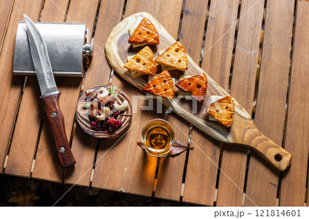 手作り燻製　Outdoors, homemade smoked cheese 121814601