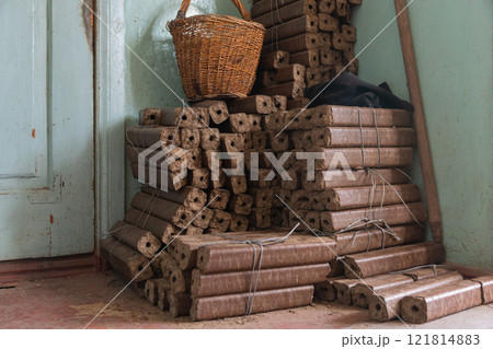 【ウクライナ】東部ドンバス地方の村の家屋内に積み上げられた燃料棒 121814883