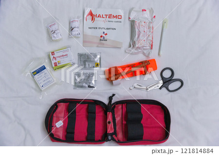 【ウクライナ】白いベッドのシール上に並べた応急処置セットの中身 121814884