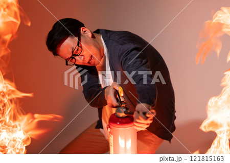 消火器　男性　消火 121815163