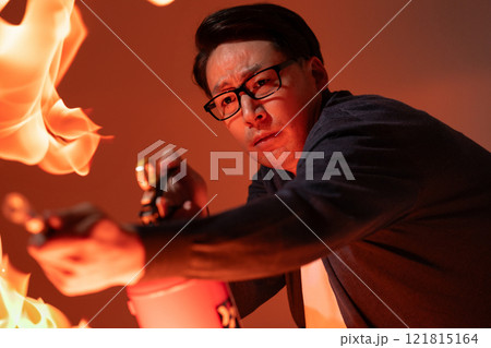 消火器　男性　消火 121815164