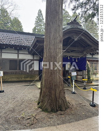 一月の雨の日の金劔宮 境内(石川県 白山市) 一月の雨の日の金劔宮 境内(石川県 白山市) 121815312