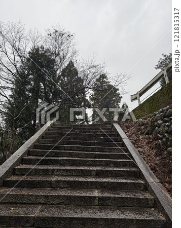 一月の雨の日の金劔宮　境内（石川県　白山市） 121815317