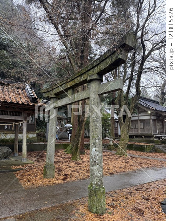 一月の雨の日の金劔宮　境内（石川県　白山市） 121815326