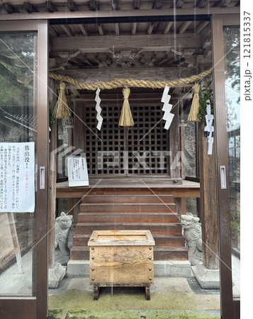 一月の雨の日の金劔宮　乙剱社（石川県　白山市） 121815337