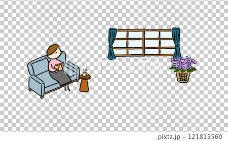 讀一本書的婦女在客廳 121815560