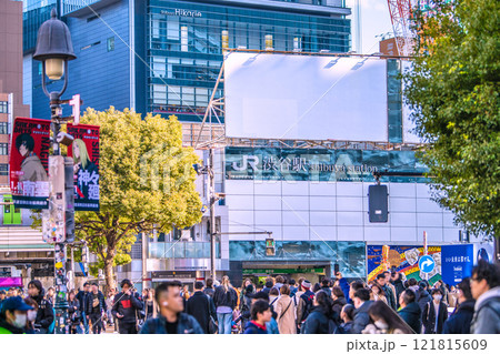 日本の東京都市景観 1月…外国人観光客らで賑わう渋谷スクランブル交差点。新時代へ…=令和7年1月9日 日本の東京都市景観 1月…外国人観光客らで賑わう渋谷スクランブル交差点。新時代へ…=令和7年1月9日 121815609
