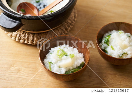 お椀によそった七草粥 121815617