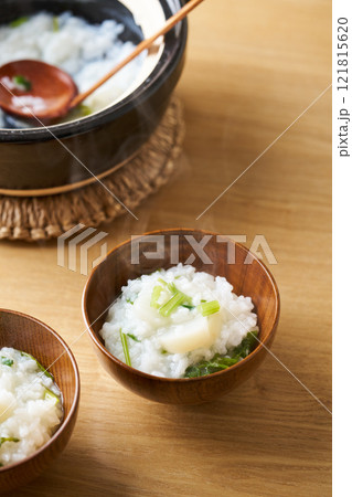 お椀によそった七草粥 121815620