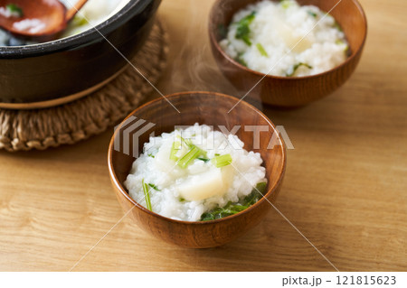お椀によそった七草粥 121815623