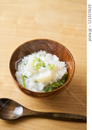 お椀によそった七草粥 121815628