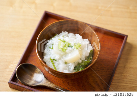 お椀によそった七草粥 121815629