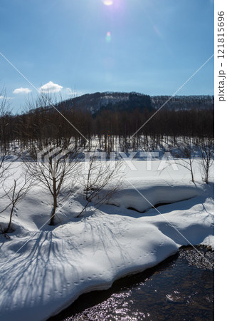 早春の青空と雪どけの小川 早春の青空と雪どけの小川 121815696