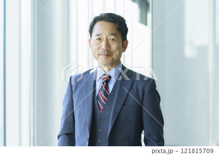 オフィスの窓際に立つミドルエイジの男性のポートレート 撮影協力:学校法人電波学園 東京電子專門学校 オフィスの窓際に立つミドルエイジの男性のポートレート 撮影協力:学校法人電波学園 東京電子專門学校 121815709