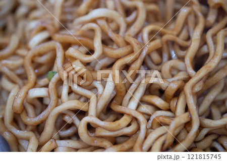 ソースを混ぜたソース焼きそばのイメージ (写真素材) ソースを混ぜたソース焼きそばのイメージ (写真素材) 121815745