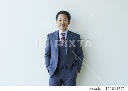 白背景のミドルエイジの七分身の男性のポートレート　撮影協力：学校法人電波学園 東京電子專門学校 121815772