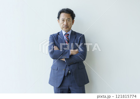 白背景のミドルエイジの七分身の男性のポートレート 撮影協力:学校法人電波学園 東京電子專門学校 白背景のミドルエイジの七分身の男性のポートレート 撮影協力:学校法人電波学園 東京電子專門学校 121815774