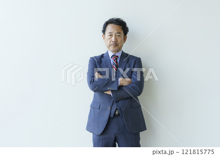 白背景のミドルエイジの七分身の男性のポートレート 撮影協力:学校法人電波学園 東京電子專門学校 白背景のミドルエイジの七分身の男性のポートレート 撮影協力:学校法人電波学園 東京電子專門学校 121815775