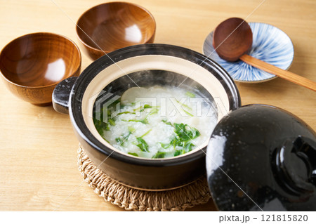 土鍋で炊いた七草粥 121815820