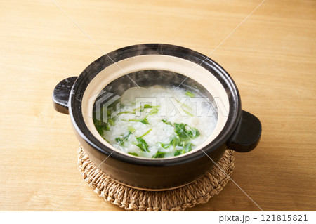 土鍋で炊いた七草粥 121815821